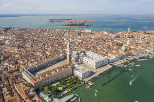 Italien, Venetien, Venedig, Luftaufnahme der Piazza San Marco mit Dogenpalast und Markusdom - TAMF03232