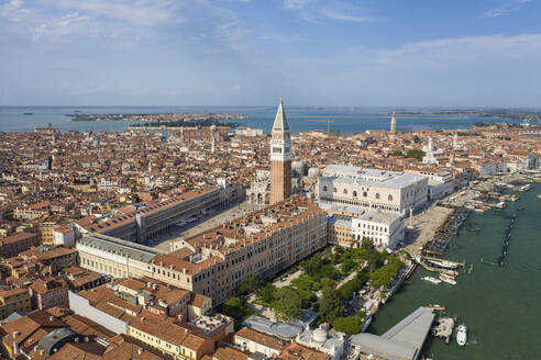 Italien, Venetien, Venedig, Luftaufnahme der Piazza San Marco mit Dogenpalast und Markusdom - TAMF03233