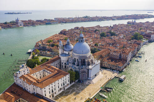 Italien, Venetien, Venedig, Luftaufnahme des Canal Grande und der Basilika Santa Maria Della Salute - TAMF03235