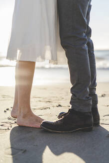 Junges Paar steht zusammen am Strand - AFVF09152