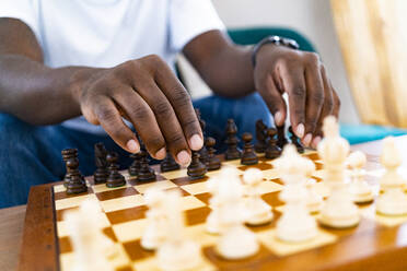 Mann spielt Schach, während er zu Hause sitzt - GIOF13370