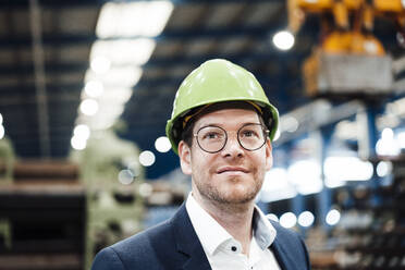 Männlicher Ingenieur mit Schutzhelm und Brille in der Industrie - JOSEF05654