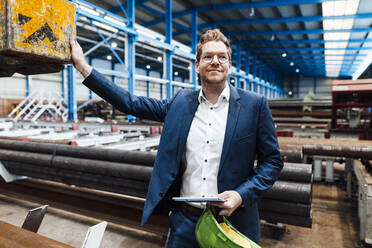 Männlicher Manager mit Schutzhelm in der Metallindustrie - JOSEF05728