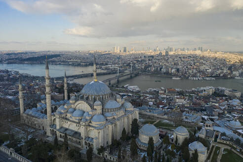 Türkei, Istanbul, Luftaufnahme der Suleymaniye-Moschee mit Goldenem Horn und Beyoglu - ISF25071