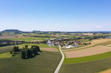 Österreich, Oberösterreich, Waldzell, Drohnenansicht eines ländlichen Dorfes und der umliegenden Felder im Sommer - WWF05846