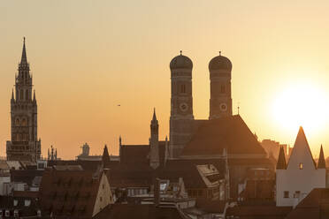 Deutschland, Bayern, München, Blick aus dem Hubschrauber auf die Frauenkirche und die umliegenden Gebäude der Altstadt bei Sonnenuntergang - FCF01987