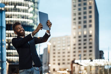 Glücklich reifen Geschäftsmann Aufnahme selfie durch digitale Tablet in der Stadt - GUSF06393