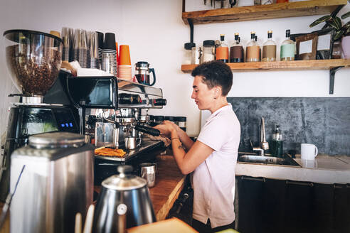 Weibliche Barista arbeitet in einem Kaffeehaus - OMIF00014