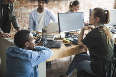 Männliche und weibliche Programmierer beim Programmieren am Computer im Büro - MASF25255