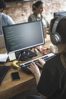 Hohe Winkel Ansicht der weiblichen Hacker Codierung über Computer im Büro - MASF25258