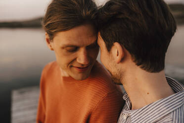 Homosexuelles Paar macht Romantik am Seeufer - MASF25328