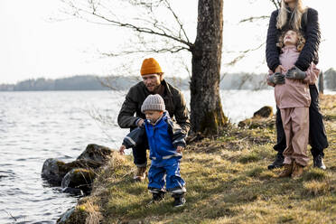 Mann und Frau mit Sohn und Tochter am See im Park - MASF25526