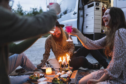 Fröhliche männliche und weibliche Freunde auf einer Party im Urlaub - MASF25639