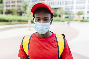 Delivery man wearing protective face mask during pandemic - XLGF02276