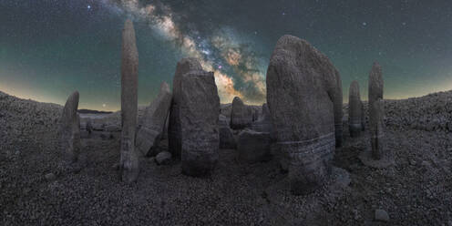 Malerische Ansicht des spanischen Stonehenge auf unwegsamem Gelände unter Sonnenuntergang Himmel mit Galaxie in Caceres Spanien - ADSF30247