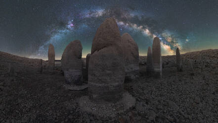 Malerische Ansicht des spanischen Stonehenge auf unwegsamem Gelände unter Sonnenuntergang Himmel mit Galaxie in Caceres Spanien - ADSF30248