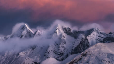 Landschaft mit verschneiten, wolkenverhangenen Bergen, Nationalpark Picos de Europa, Spanien - ADSF30251