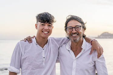 Älterer Mann mit Sohn am Strand stehend - DLTSF02158