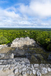 Mexico, Campeche, Green rainforest seen from ancient Maya ruins of Calakmul - RUNF04649