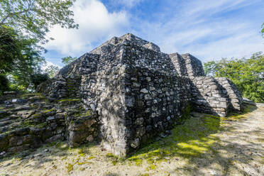Mexico, Campeche, Corner of ancient Maya temple in Calakmul - RUNF04651