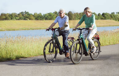 Älteres Paar fährt Fahrrad auf der Straße - AANF00011