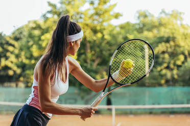 Tennisspielerin mit Schläger und Ball auf dem Sportplatz - OYF00495