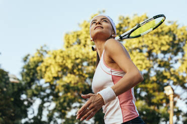 Sportlerin hält Tennisschläger am Sportplatz - OYF00500