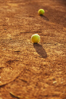 Tennisbälle auf dem Sportplatz an einem sonnigen Tag - OYF00514