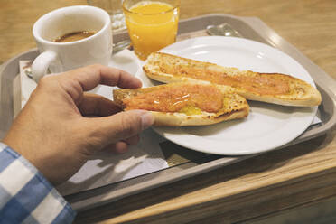 Mann beim Essen im Café - JCCMF03874