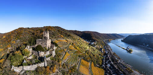 Deutschland, Rheinland-Pfalz, Kaub, Blick aus dem Hubschrauber auf die Burg Gutenfels und die darunter liegende Stadt - AMF09263