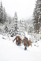 Junges Paar geht im Winter im Schnee spazieren - HHF05685