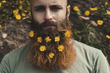 Mann mit gelben Blumen auf langem braunem Bart - AFVF09201