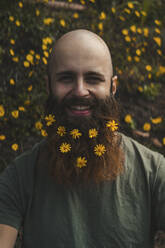 Glücklicher Mann mit gelben Blumen im Bart - AFVF09205