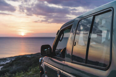 Auto am Strand bei Sonnenuntergang - AFVF09212