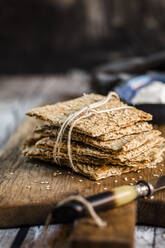 Bündel frischer glutenfreier Knäckebrote mit Leinsamen - SBDF04515