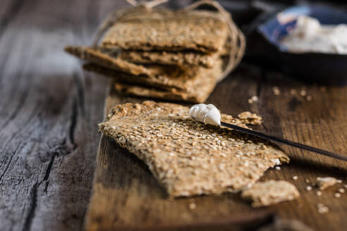 Fresh gluten-free crispbread with flax seed - SBDF04516