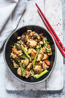 Schüssel mit chinesischem Kung Pao-Huhn - SBDF04525