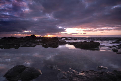 Küstenlandschaft bei dramatischem Sonnenuntergang - SIPF02356