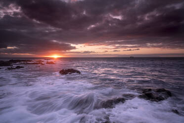 Küstenlandschaft bei dramatischem Sonnenuntergang - SIPF02358
