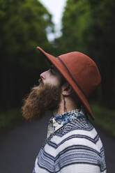 Hipster-Mann mit braunem Bart und Hut - AFVF09226