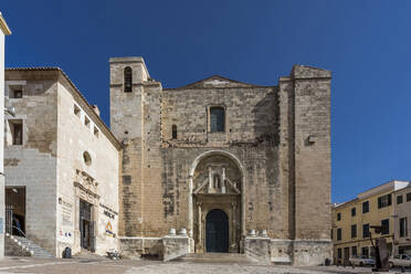 Spanien, Balearische Inseln, Mahon, Fassade der Kirche Nostra Senyora del Carme im Sommer - MABF00586