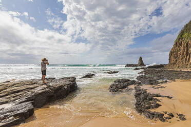 Touristin beim Fotografieren der Cathedral Rocks am Jones Beach, Australien - FOF12183