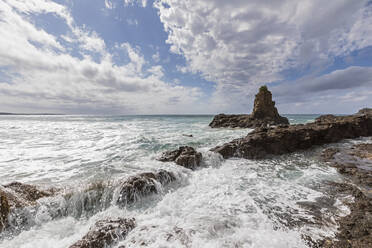 Sommerwolken über der felsigen Küste von Jones Beach mit Cathedral Rocks im Hintergrund - FOF12185