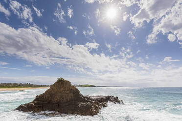 Die Sonne scheint auf eine kleine Felsformation am Jones Beach, Australien - FOF12188