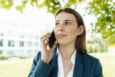 Female freelancer talking on mobile phone - GUSF06474