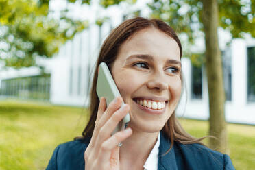 Happy businesswoman talking on mobile phone - GUSF06479