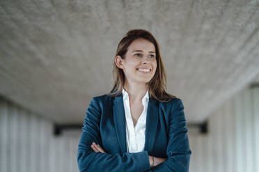 Businesswoman with brown hair standing with arms crossed - GUSF06496