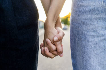 Lesbian couple holding hands - GIOF13561