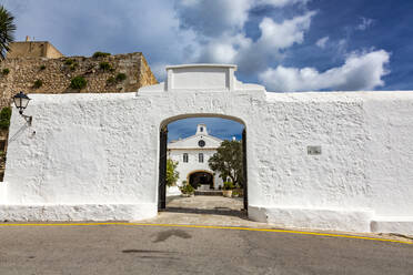 Spanien, Balearische Inseln, Menorca, Es Mercadal, Eingang des Heiligtums Virgen del Toro - MABF00594