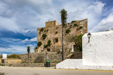 Spanien, Balearische Inseln, Menorca, Es Mercadal, Steingebäude im Heiligtum der Virgen del Toro - MABF00596